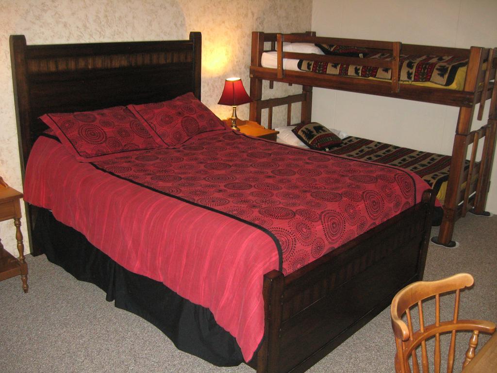 Big Bears Lodge West Dover Room photo